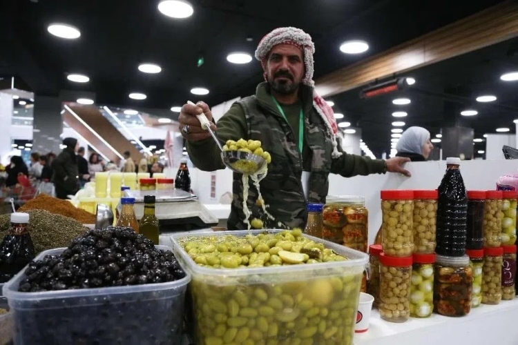 一位展商展示腌橄欖。納達(dá)爾·達(dá)烏德攝