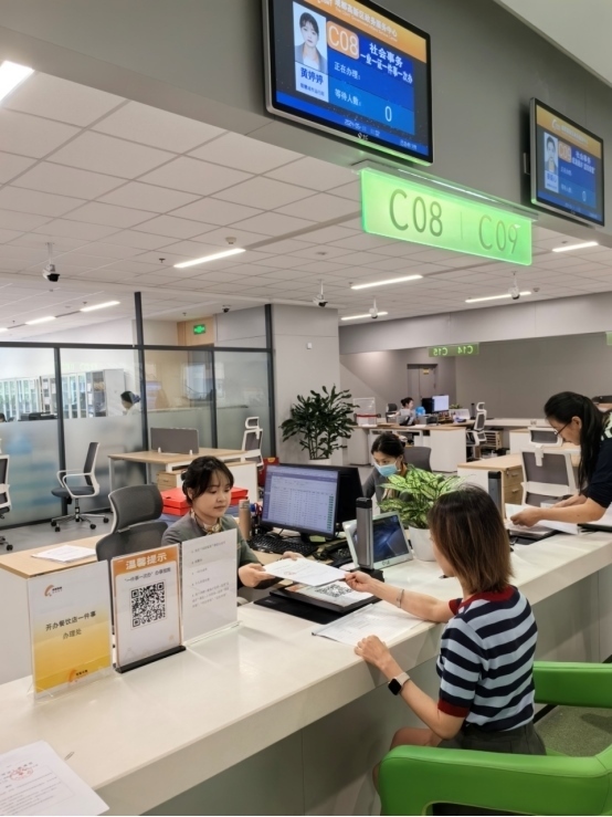 成都高新區(qū)“開辦餐飲店一件事”服務(wù)窗口。成都市市場監(jiān)督管理局供圖