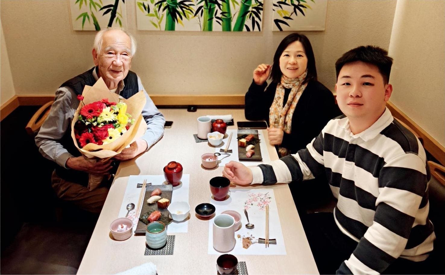 佐佐木俊一與彭林（中）、彭俊霖（右）在一起。