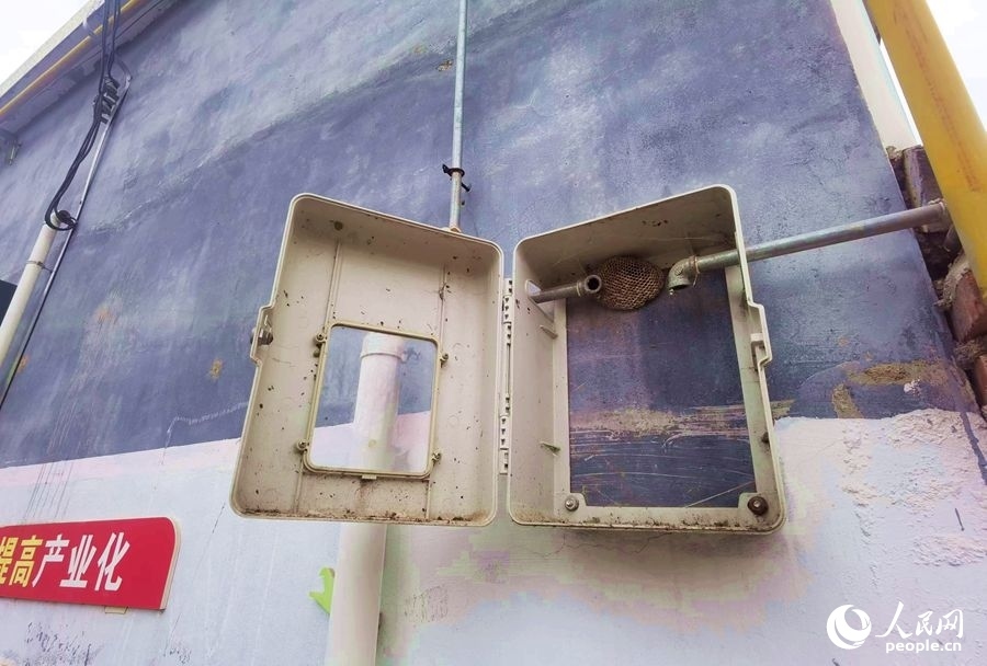 在玉山村的一處未安裝燃?xì)獗淼谋硐鋬?nèi)，掛著一個(gè)馬蜂窩。人民網(wǎng)記者 慎志遠(yuǎn)攝