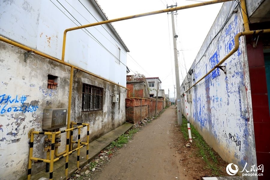 中燃公司在玉山鎮(zhèn)鋪設(shè)完工的燃?xì)夤芫W(wǎng)。人民網(wǎng)記者 慎志遠(yuǎn)攝