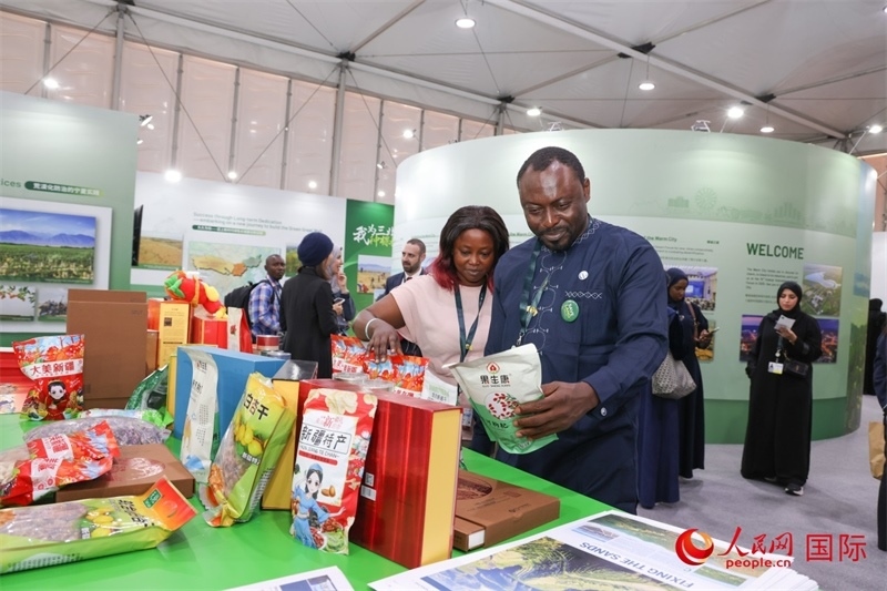 嘉賓了解中國(guó)館展示產(chǎn)品。人民網(wǎng)記者任皓宇攝