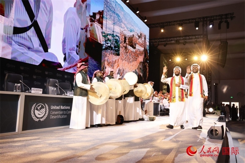《聯(lián)合國(guó)防治荒漠化公約》第十六次締約方大會(huì)2日開幕。圖為開幕式表演。人民網(wǎng)記者任皓宇攝