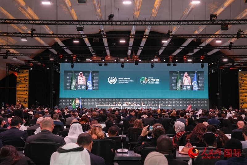 《聯(lián)合國(guó)防治荒漠化公約》第十六次締約方大會(huì)2日開幕。圖為開幕式現(xiàn)場(chǎng)。人民網(wǎng)記者任皓宇攝