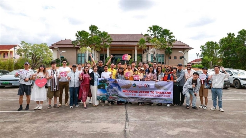 參與活動的中國游客與當?shù)靥﹪撕嫌?。活動主辦方供圖