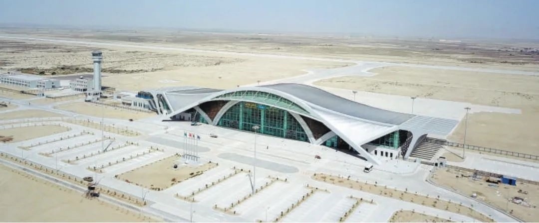 今年10月正式竣工的巴基斯坦瓜達(dá)爾新國(guó)際機(jī)場(chǎng)是中巴經(jīng)濟(jì)走廊建設(shè)進(jìn)一步走向深入的重要標(biāo)志，有力推動(dòng)中巴經(jīng)濟(jì)走廊建設(shè)成為高質(zhì)量共建“一帶一路”的示范性項(xiàng)目。圖為瓜達(dá)爾新國(guó)際機(jī)場(chǎng)。艾哈邁德·卡邁勒 攝（新華社發(fā)）