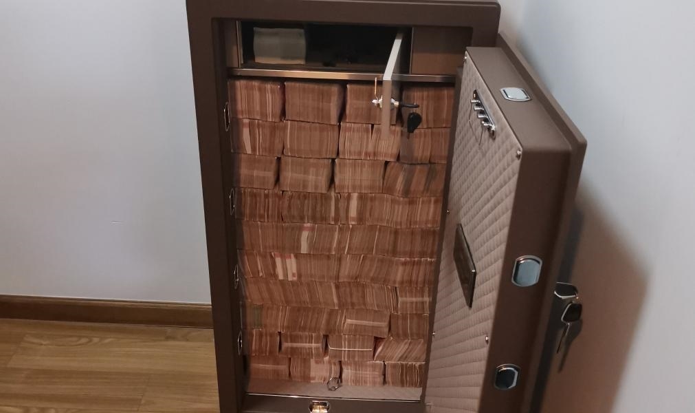 圖為警方查獲藏匿于保險(xiǎn)柜中的現(xiàn)金。（警方供圖）