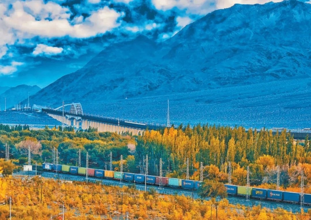 2013年，隨著共建“一帶一路”倡議提出，中歐班列應(yīng)運(yùn)而生。今年11月20日，第十萬列中歐班列正式出境。截至目前，中歐班列累計(jì)運(yùn)送貨物超1100萬標(biāo)箱、貨值超4200億美元，貨物品類達(dá)53大類5萬余種。圖為中歐班列行駛在新疆烏魯木齊達(dá)坂城濕地。擺風(fēng)亮 攝（新華社發(fā)）