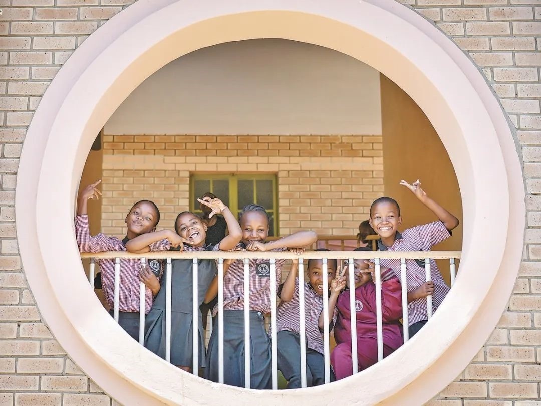 位于博茨瓦納南部的莫帕尼小學(xué)是中國(guó)援建的現(xiàn)代化學(xué)校，當(dāng)?shù)貎和慕逃龡l件因此得到改善。圖為莫帕尼小學(xué)課間休息的學(xué)生們。新華社記者 韓旭 攝