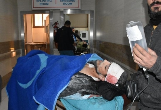 11月29日，在敘利亞阿勒頗，傷者被送往醫(yī)院接受治療。新華社發(fā)
