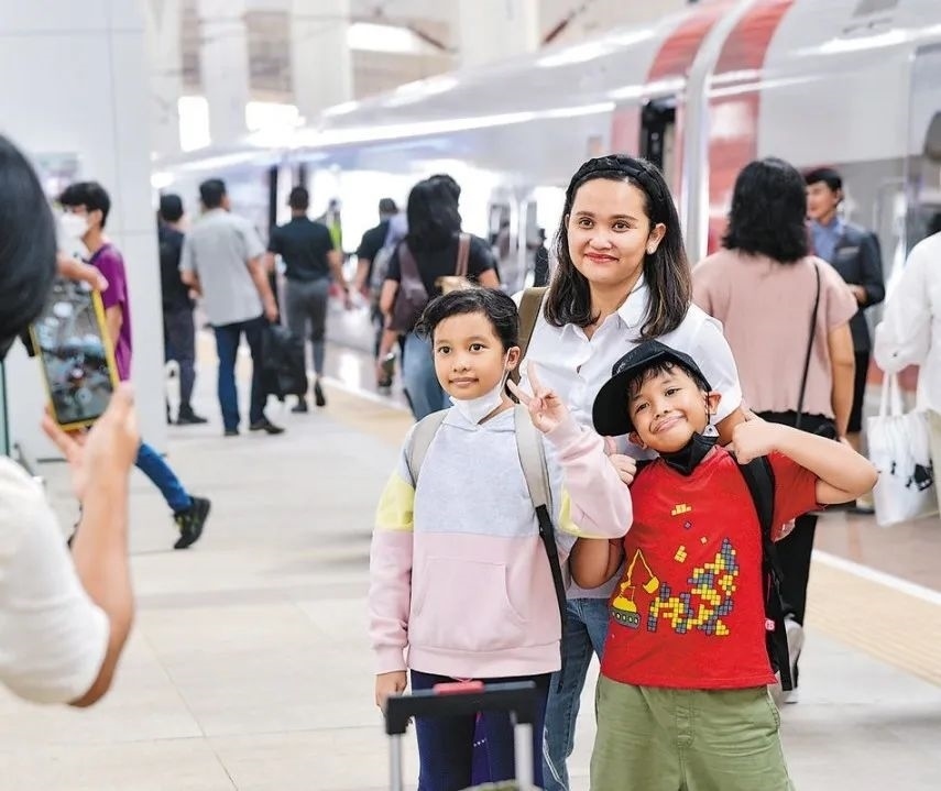 雅萬高鐵是我國(guó)在境外完成全過程勘察設(shè)計(jì)建設(shè)的首個(gè)高鐵項(xiàng)目，于去年10月17日正式開通運(yùn)營(yíng)，是中印尼共建“一帶一路”合作的典范。圖為乘客在和雅萬高鐵動(dòng)車組合影留念。新華社記者 徐欽 攝