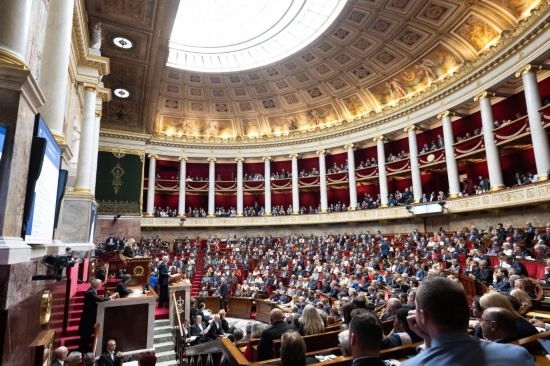 10月1日，法國總理巴尼耶在位于巴黎的法國國民議會發(fā)表演講。新華社發(fā)（杰克·陳攝）