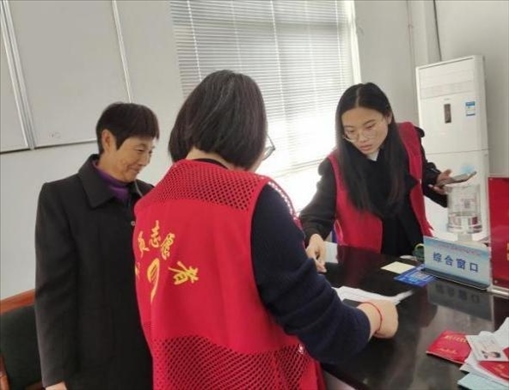 代辦人員為村民辦理醫(yī)保報(bào)銷(xiāo)。 圖片來(lái)源：江蘇南通啟東市數(shù)據(jù)局