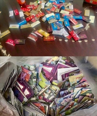 孩子們收集的煙卡、卡牌。受訪者供圖