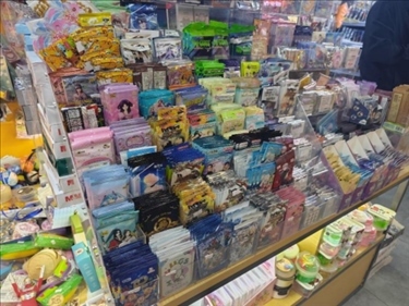 北京某文具店卡牌盲盒柜臺，未設相關(guān)提醒。人民網(wǎng)記者 黃鈺攝