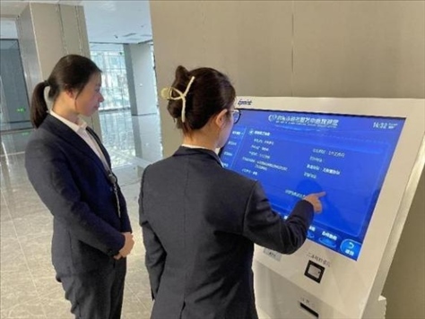 督查專(zhuān)班查看事項(xiàng)覆蓋“全不全”辦事流程“通不通”。 圖片來(lái)源：江蘇南通啟東市數(shù)據(jù)局