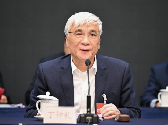 全國人大常委會副委員長、歐美同學會會長丁仲禮作工作報告