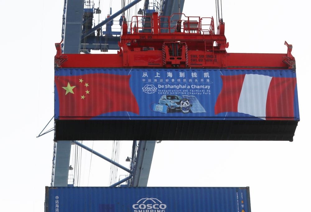 2024年11月14日，在秘魯首都利馬以北的錢凱港，岸邊智能化設(shè)備吊裝集裝箱。