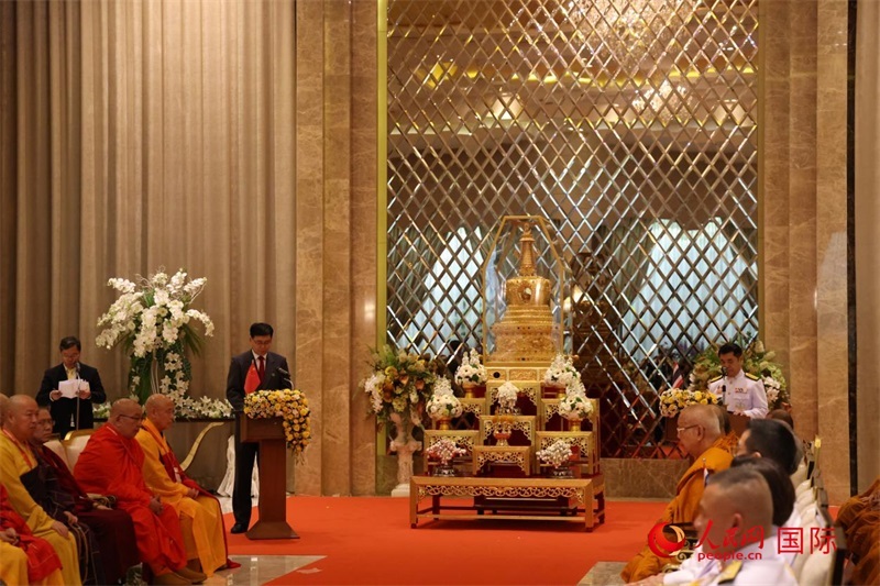 中泰兩國(guó)代表在曼谷廊曼軍用機(jī)場(chǎng)舉辦的迎請(qǐng)儀式上致辭。人民網(wǎng)記者楊一攝