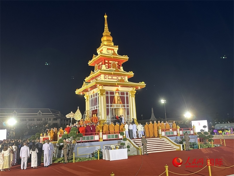 北京靈光寺佛牙舍利抵達(dá)王家田廣場(chǎng)安奉。人民網(wǎng)記者孫廣勇攝