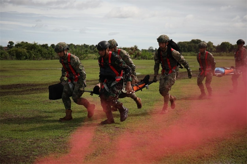 中印尼雙方空降兵隊(duì)員空降至指定地域后，迅速展開“傷病員”救治和轉(zhuǎn)移。段江山攝