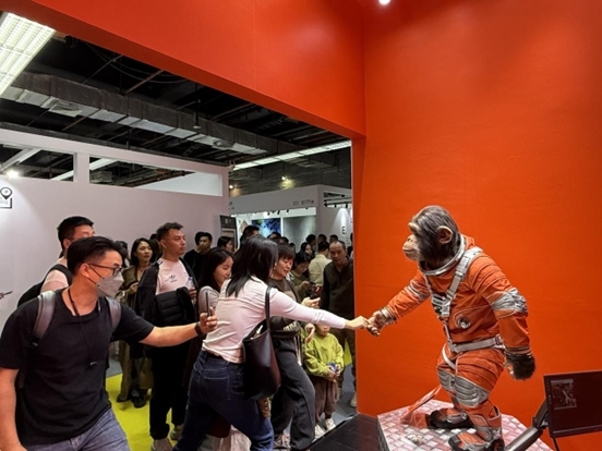 本土原創(chuàng)公司JIN ARTS帶領(lǐng)仿生機(jī)器人亮相廣州設(shè)計(jì)周11號(hào)館。（受訪者供圖）