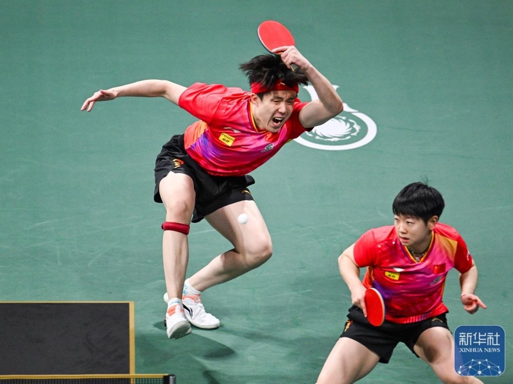 ↑中國隊組合王楚欽（左）/孫穎莎在混雙比賽中。新華社記者 王曦 攝