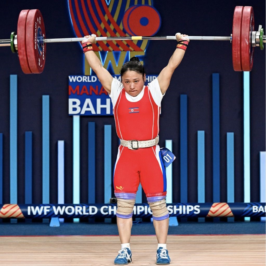 圖為李盛金在比賽中。圖片來源于國際舉重聯(lián)合會官網(wǎng)