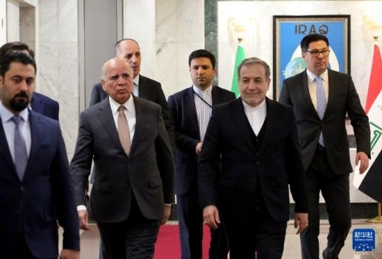 12月6日，伊拉克副總理兼外長侯賽因（中左）在巴格達會見伊朗外長阿拉格齊（中右）。新華社發(fā)（哈利勒·達伍德攝）