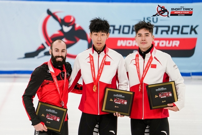 男子500米頒獎儀式，中國選手孫龍(中)奪得冠軍，加拿大選手杜博伊斯(左)獲得亞軍，中國選手劉少昂獲得季軍。賽事組委會供圖