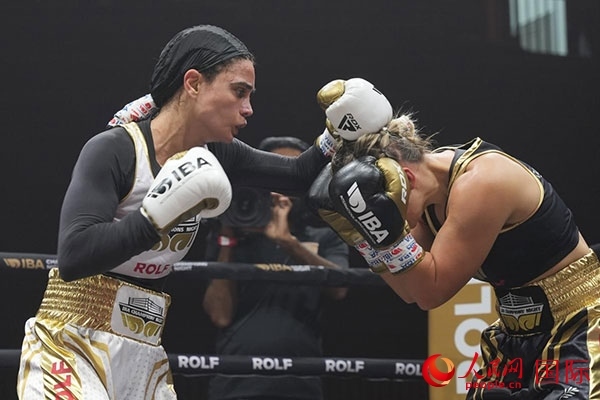 來自伊朗和羅馬尼亞的女選手進行了墊場賽。人民網(wǎng) 塔里克·易卜拉欣攝