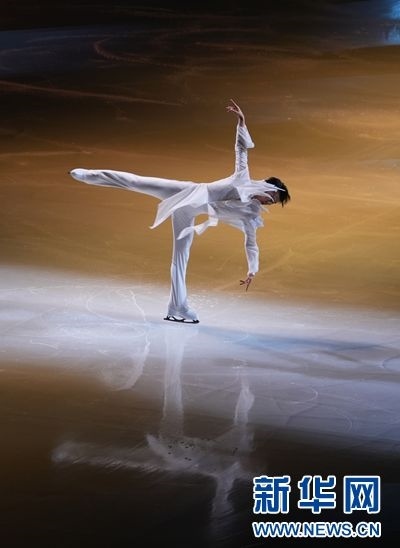 圖為羽生結(jié)弦在表演中。記者 錢錚 攝