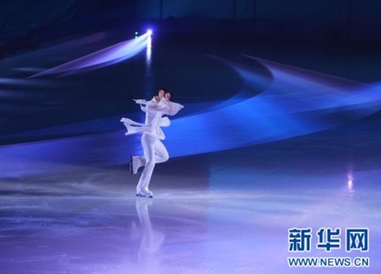 圖為羽生結(jié)弦在表演中。記者 錢錚 攝