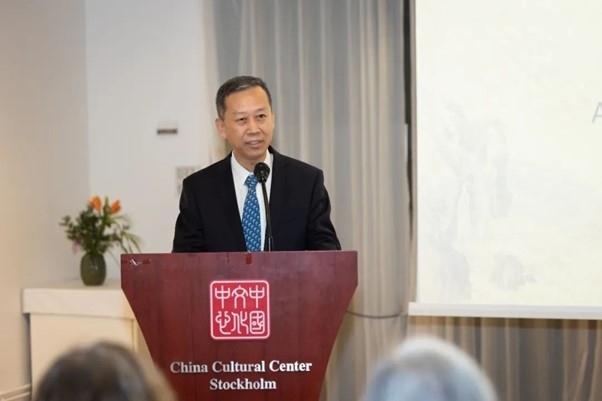 中國(guó)駐瑞典大使崔愛(ài)民在畫展開(kāi)幕式上致辭。中國(guó)駐瑞典大使館供圖