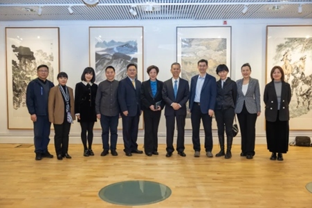 中國(guó)駐瑞典大使崔愛(ài)民與畫展主辦方人員合影。中國(guó)駐瑞典大使館供圖