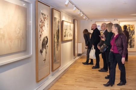 來(lái)賓參觀畫展。中國(guó)駐瑞典大使館供圖