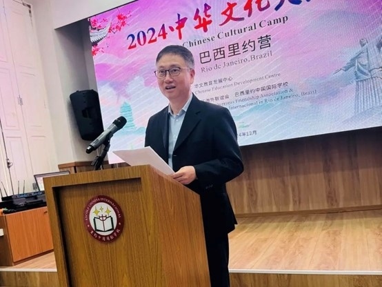 里約中國(guó)國(guó)際學(xué)校代董事長(zhǎng)尹霄敏在閉營(yíng)儀式上致辭?；顒?dòng)主辦方供圖