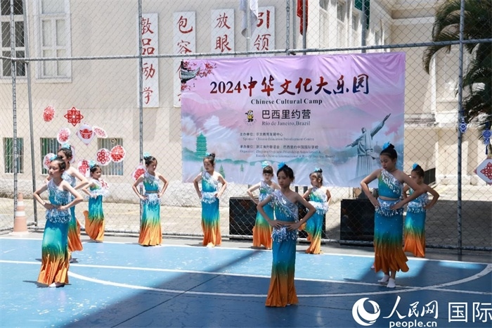 傣族舞蹈《金色的孔雀》以?xún)?yōu)美的動(dòng)作贏(yíng)得觀(guān)眾喝彩。人民網(wǎng)記者 陳海琪攝