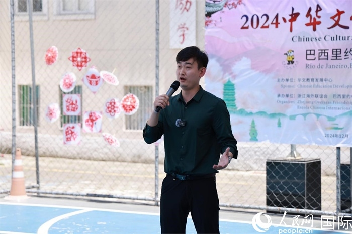 歌曲《故鄉(xiāng)的云》喚起了在外游子對(duì)故鄉(xiāng)的懷念。人民網(wǎng)記者 陳海琪攝