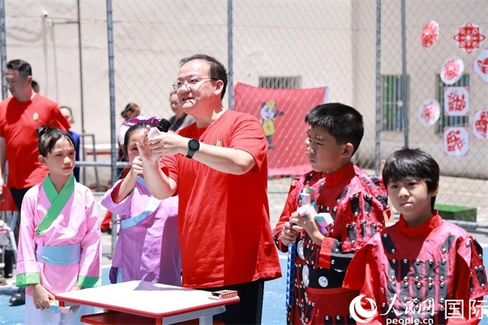 趣味數(shù)學(xué)節(jié)目以富有創(chuàng)意的數(shù)字游戲和魔尺變幻為亮點(diǎn)，激發(fā)了孩子們的數(shù)學(xué)思維與想象力。人民網(wǎng)記者 陳海琪攝