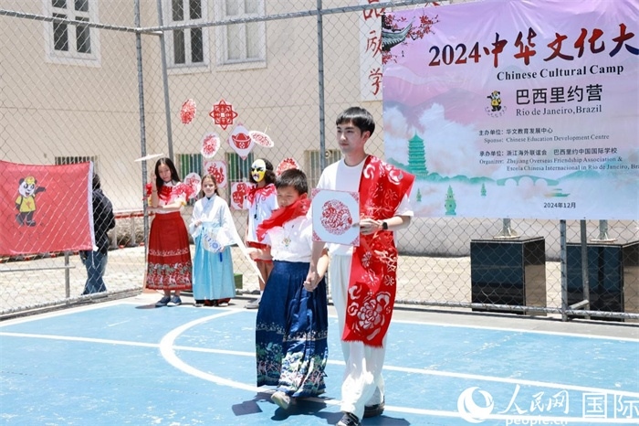 《SHOW美中華》通過(guò)國(guó)風(fēng)服飾走秀，將傳統(tǒng)文化與現(xiàn)代創(chuàng)意完美結(jié)合。人民網(wǎng)記者 陳海琪攝