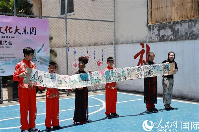 《一書(shū)一畫(huà)》展現(xiàn)了小營(yíng)員們的繪畫(huà)技巧。人民網(wǎng)記者 陳海琪攝