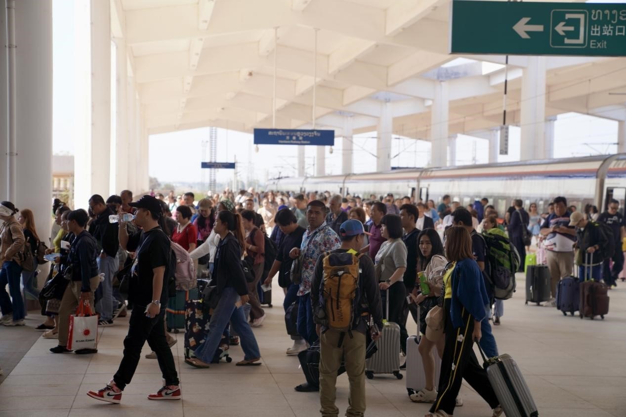 在中老鐵路萬象站，客運列車抵達(dá)后旅客出站。老中鐵路有限公司供圖