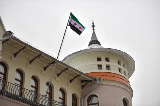 12月9日，在俄羅斯首都莫斯科，敘利亞駐俄羅斯使館升起代表敘利亞反對(duì)派的旗幟。新華社發(fā)（亞歷山大攝）