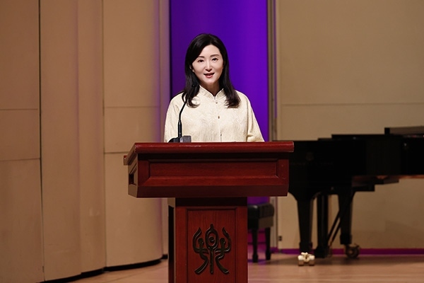 中央音樂學(xué)院黨委書記、中國民族管弦樂學(xué)會胡琴專業(yè)委員會會長于紅梅致辭。中國民族管弦樂學(xué)會胡琴專業(yè)委員會供圖