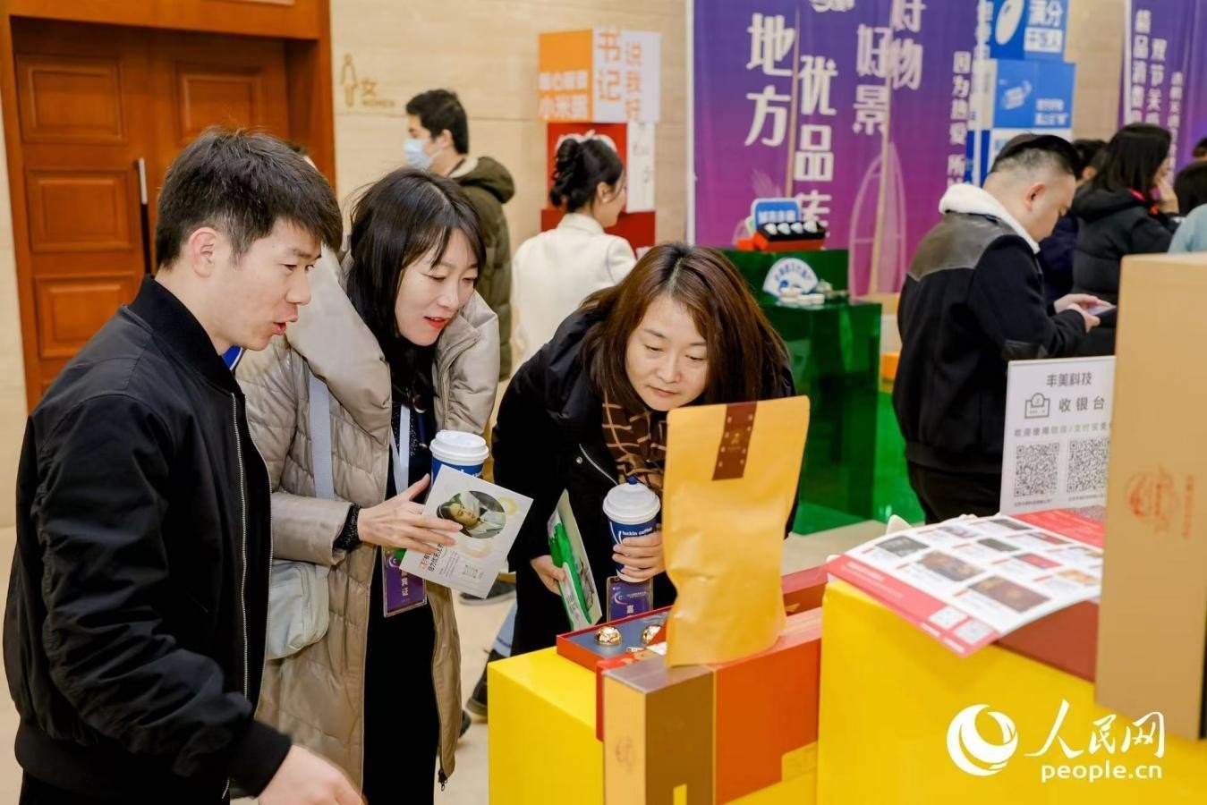 “精品消費(fèi)月·雙節(jié)關(guān)愛(ài)季”專(zhuān)項(xiàng)工作首站活動(dòng)現(xiàn)場(chǎng)。