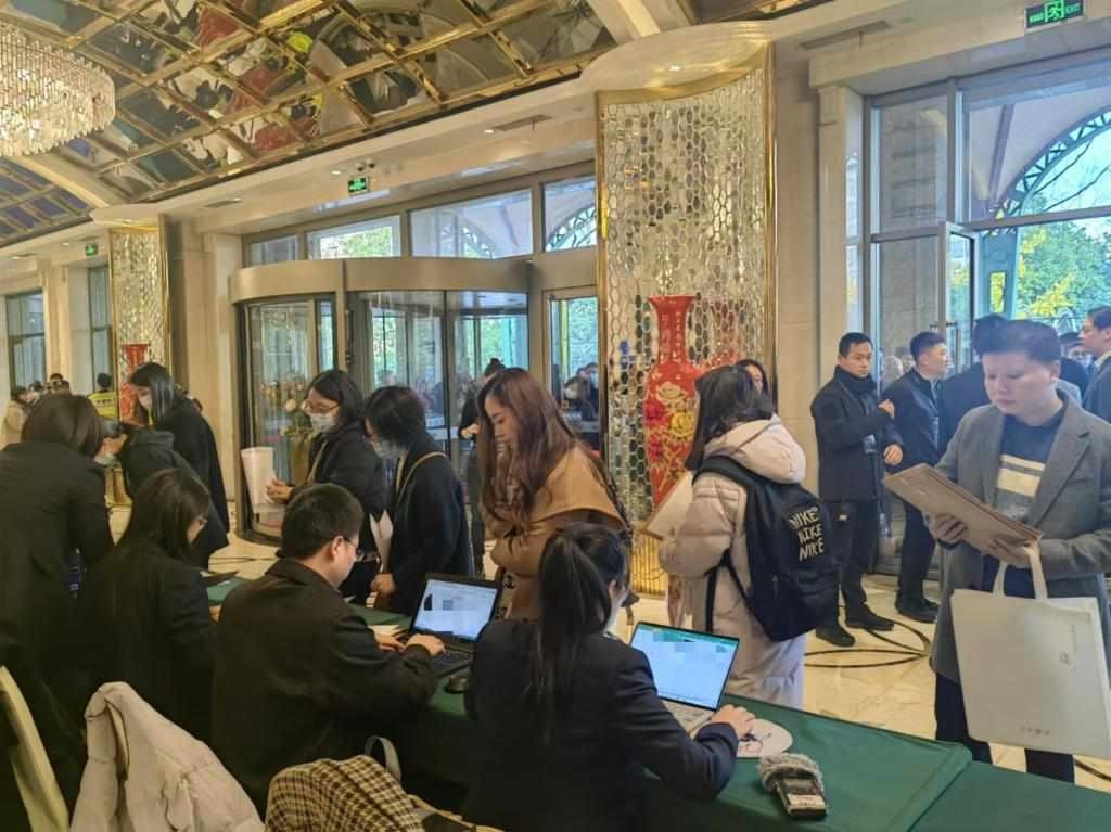 12月12日，第十批國家組織藥品集中帶量采購現(xiàn)場。新華社記者龔雯 攝