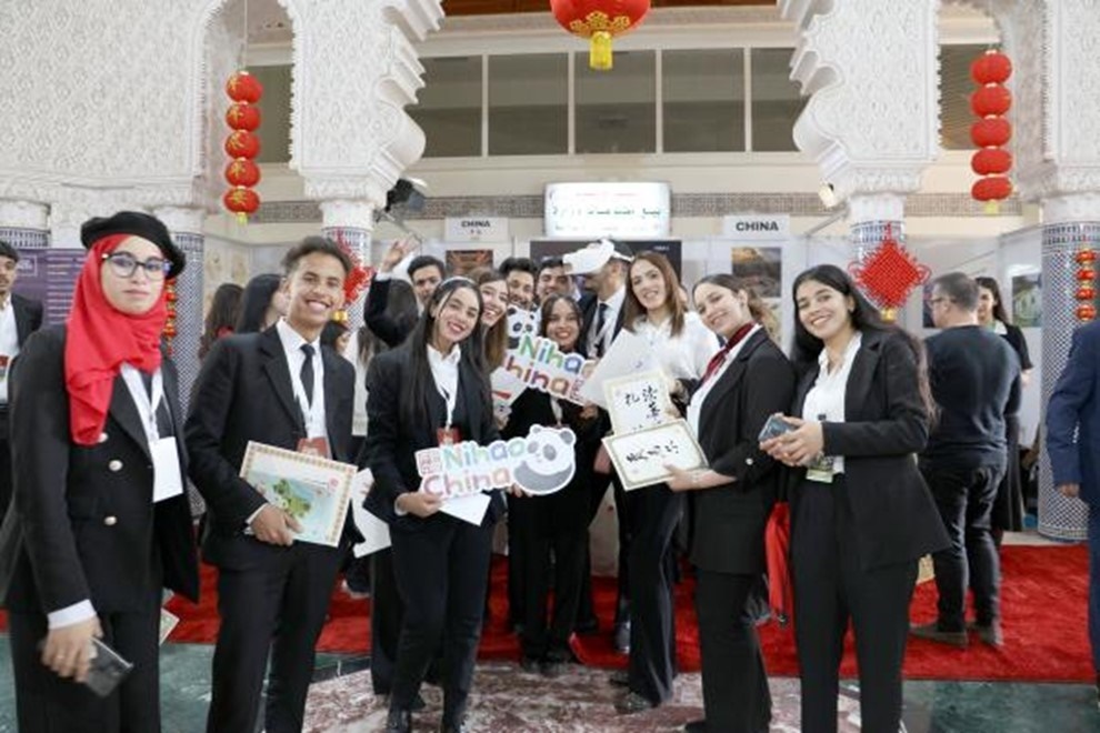 當?shù)孛癖娛殖帧澳愫?！中國”手牌合影。拉巴特中國文化中心供圖