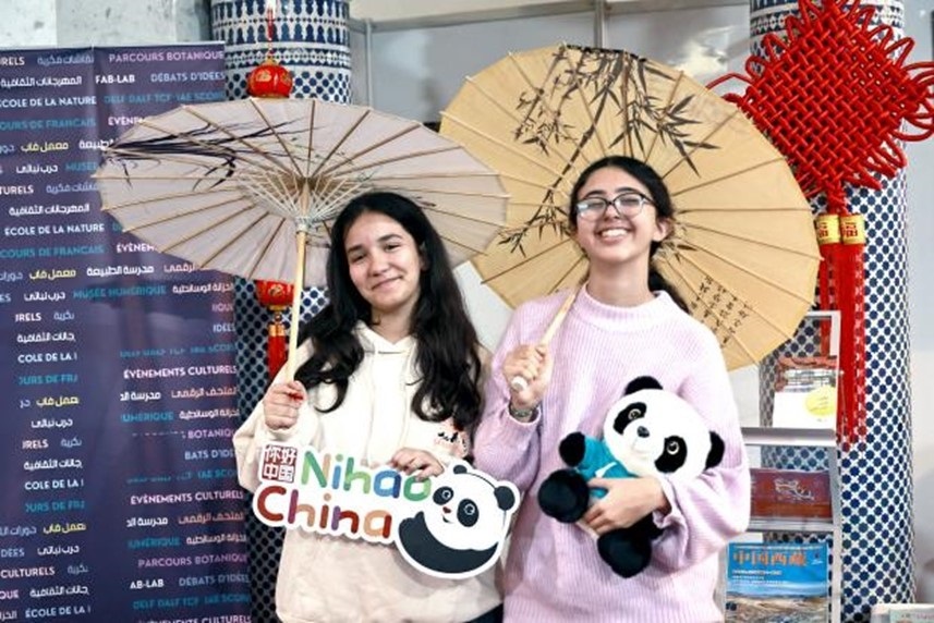 兩名女孩在合影。拉巴特中國文化中心供圖