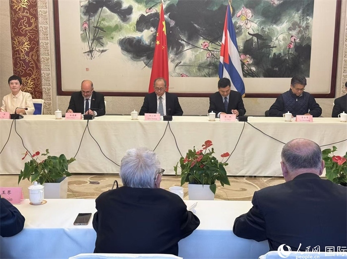 “紀(jì)念首批中國(guó)學(xué)生赴古巴留學(xué)暨中古開(kāi)啟教育合作60周年座談會(huì)”在京舉辦。人民網(wǎng)記者 趙健攝